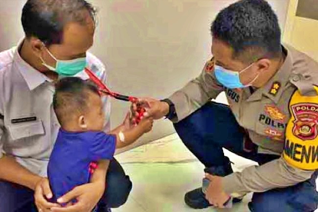 Bayi 1 tahun yang dibuang dan ditemukan dikerumuni semut