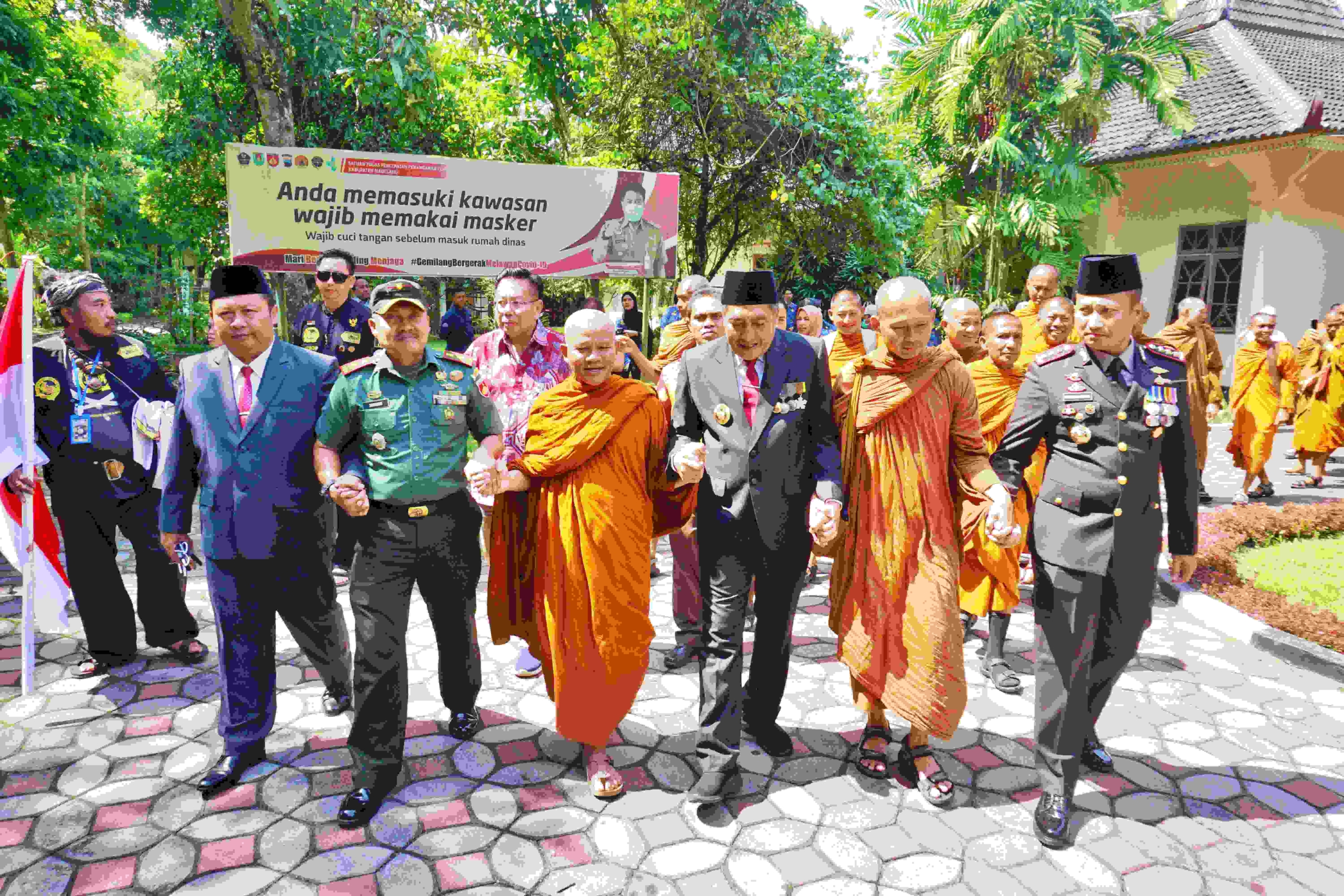 Bupati Magelang saat gandeng Biksu Thudong bersama Kapolresta Magelang dan Dadim 0705 Magelang