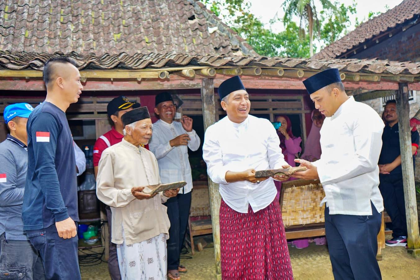 Bupati Magelang saat simbolis berikan bantuan RTLH di Borobudur