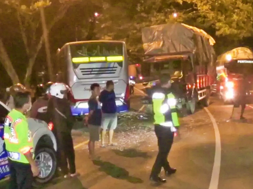 Tuk Tronton Dikemudikan Warga Magelang Ditabrak Bus Penumpang di Ngawi