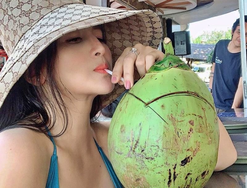 Cuaca sedang panas perbanyak minum agar tidak dehidrasi