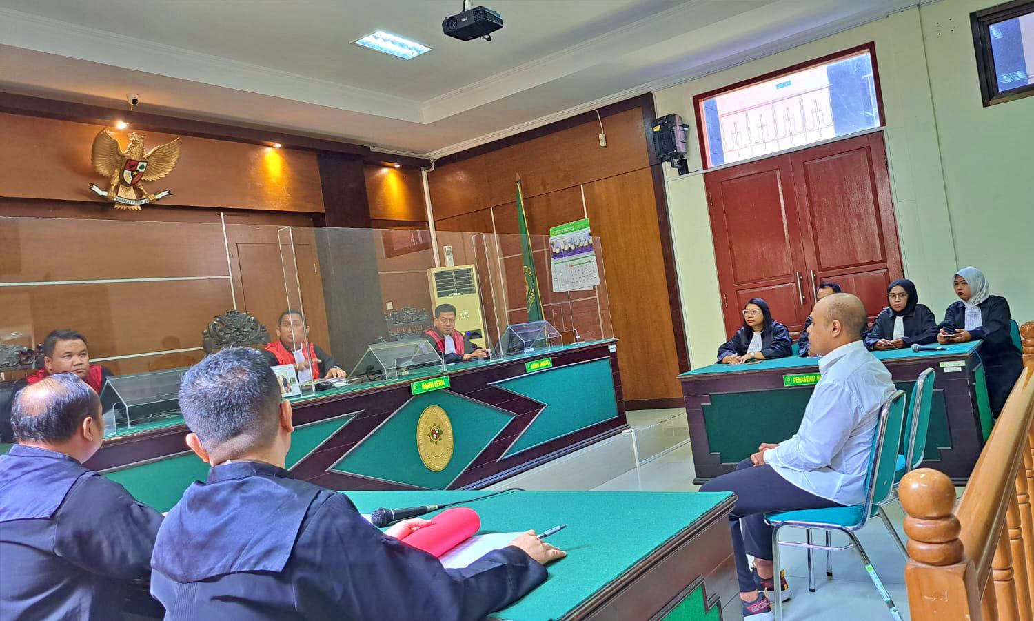 Dhio Daffa pelaku pembunuhan tiga orang dalam keluarganya dengan cara diracun saat sidang vonis penjara seumur hidup