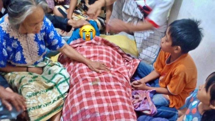 Dua anak meratapi jasad ibunya Suriani yang meninggal akibat jatuh dari motor_tribun