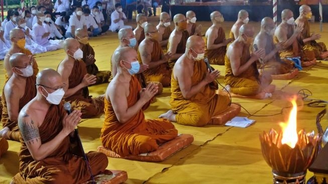 Foto Api Abadi Waisak saat di depan para Biksu dan umat Buddha