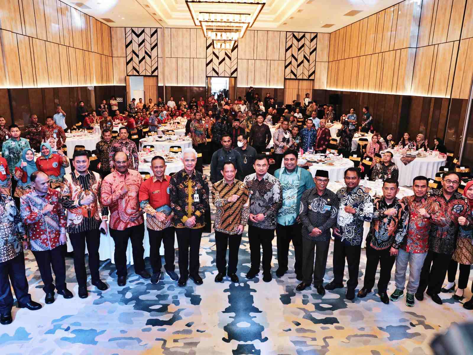 Ganjar Pranowo saat berfoto bersama Bupati se Indonesia