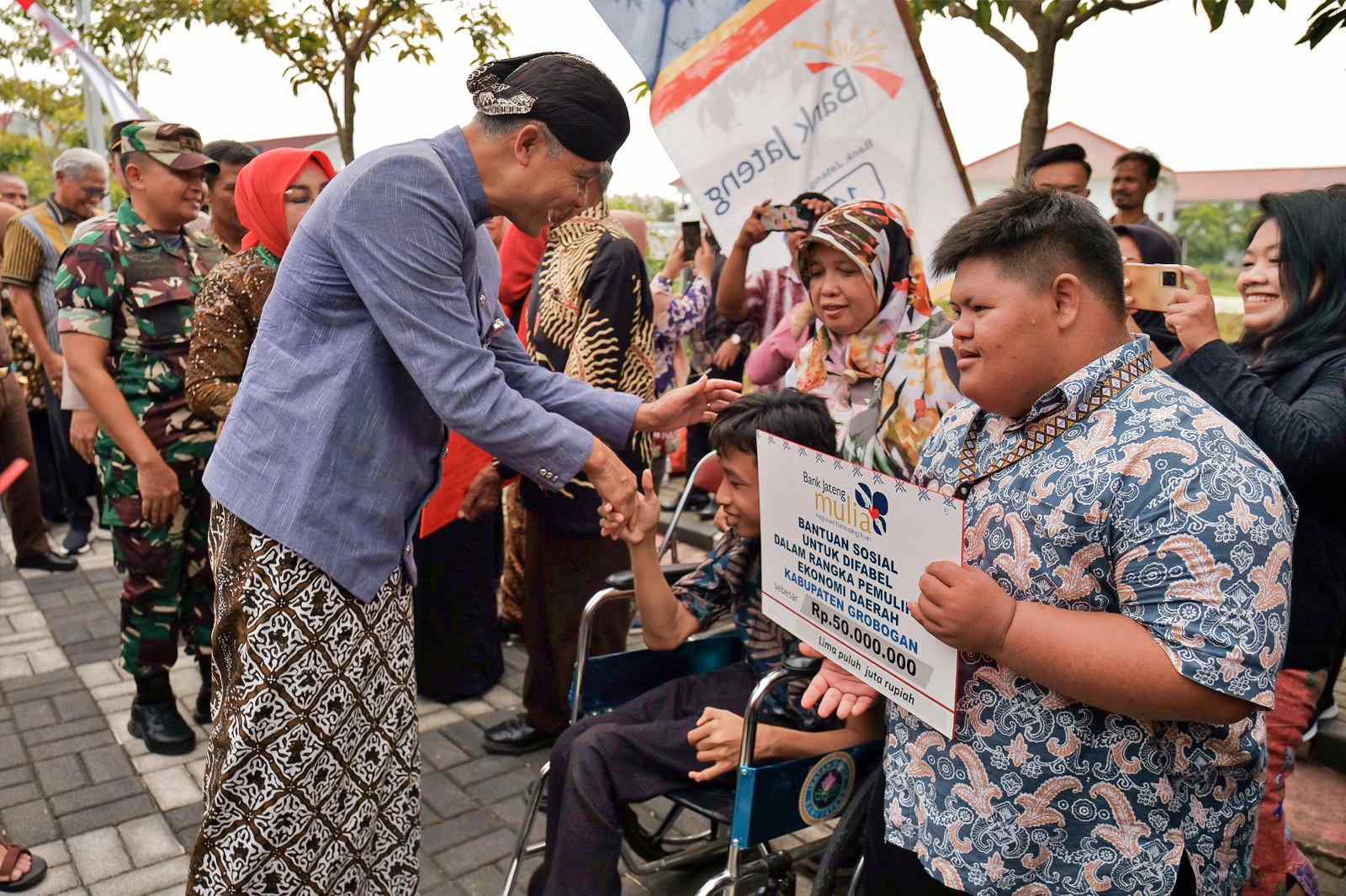Ganjar Pranowo saat beri bantuan