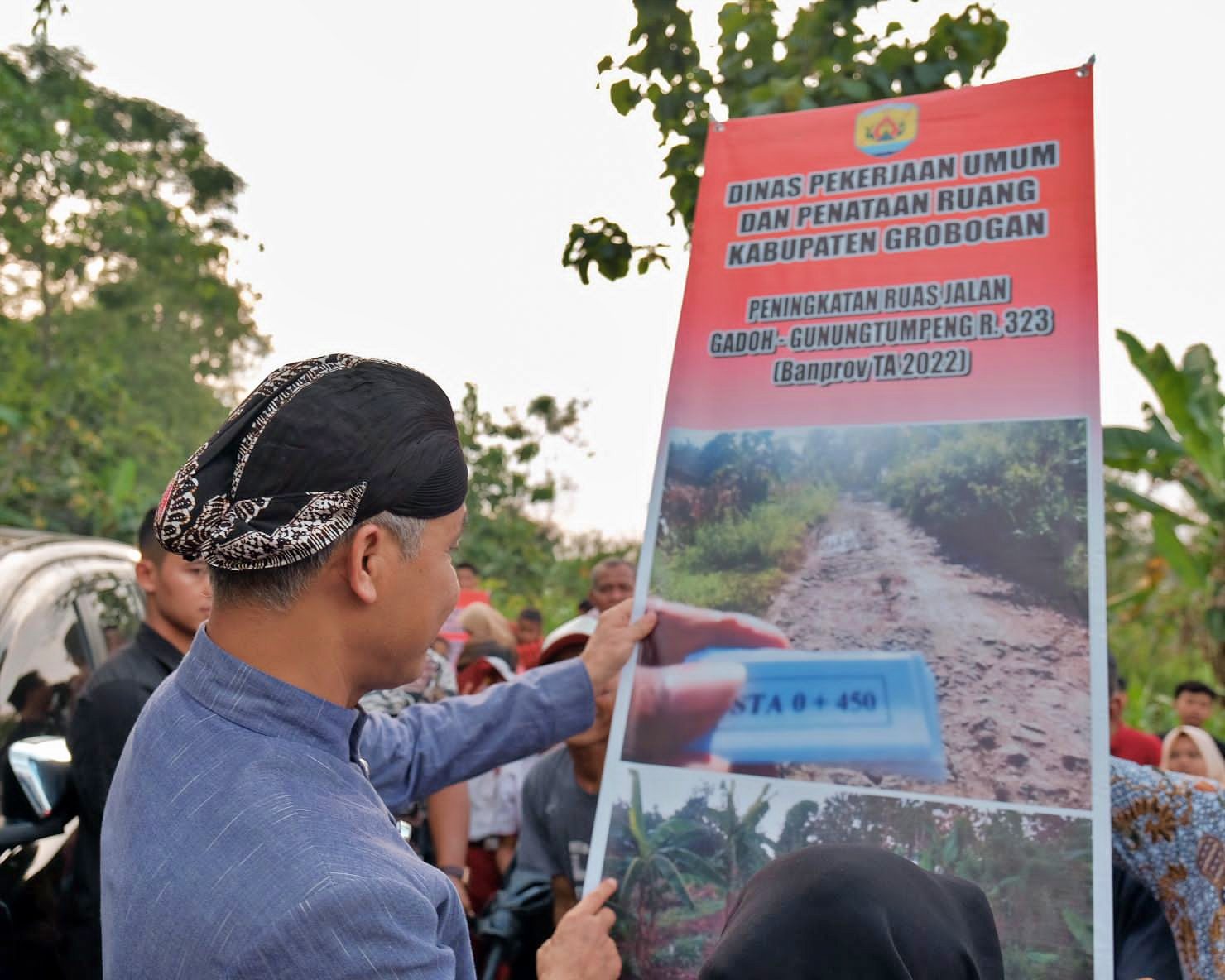 Ganjar Pranowo saat cek perbaikan jalan di Grobogan
