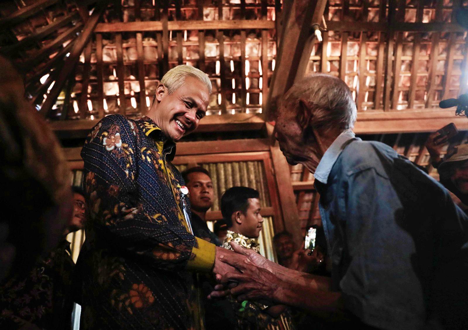 Ganjar Pranowo saat di rumah Pasangan suami istri Amin dan Parni