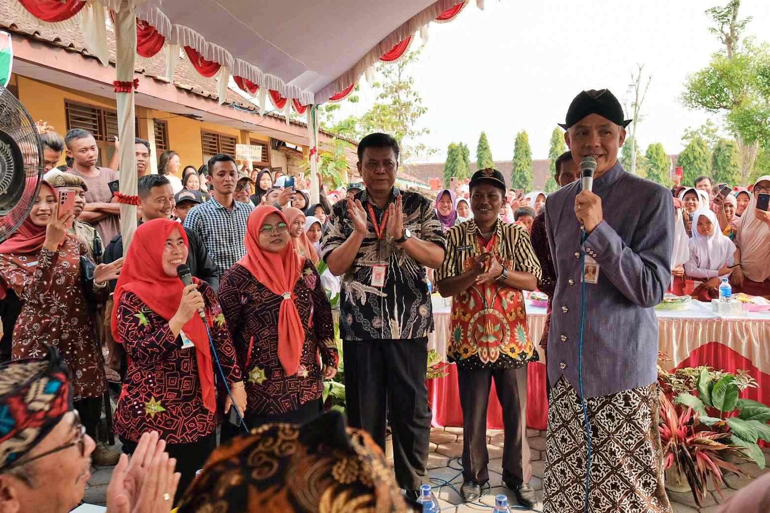 Ganjar saat kunjungi SDN 1 Karangwader Grobogan