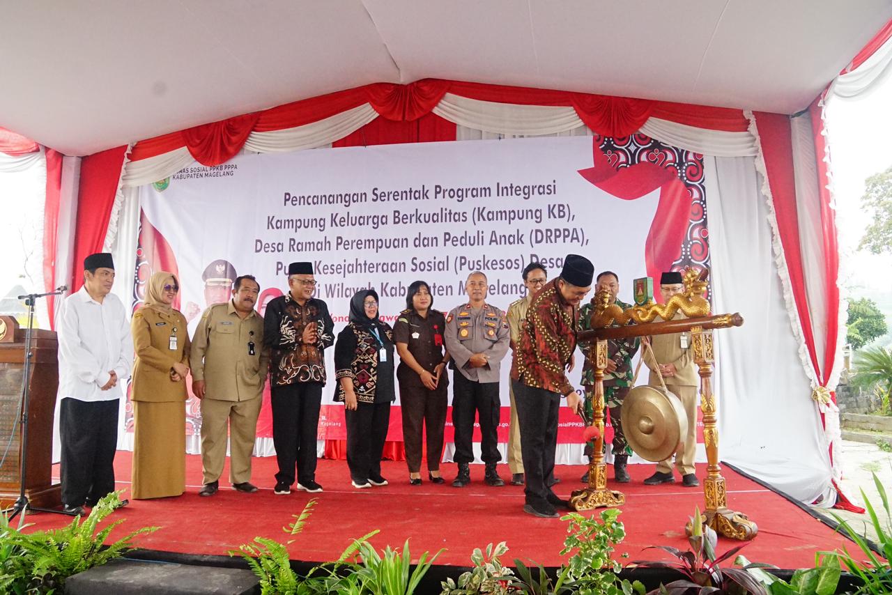 : Bupati Magelang Zaenal Arifin didampingi Sekretaris Daerah Kabupaten Magelang Adi Waryanto dan jajaran Forkompimcam Sawangan saat mencanangkan program Kampung Keluarga Berkualitas, Desa Ramah Perempuan Dan Peduli Anak Serta Pusat Kesehatan Sosial Di Kabupaten Magelang