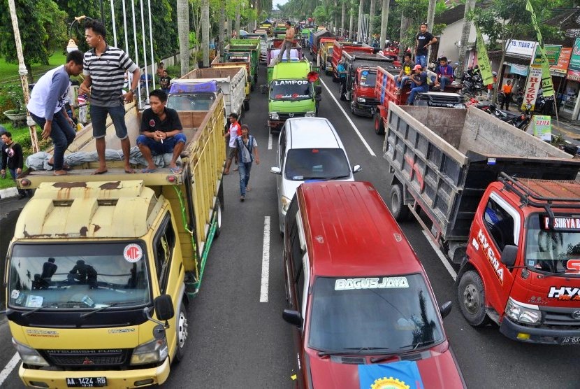 Ilustrasi demo armada truk pasir merapi