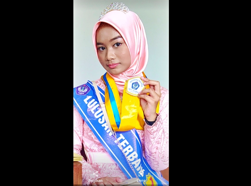 Jadi lulusan terbaik siswi SMP N 1 Salaman raih hadiah