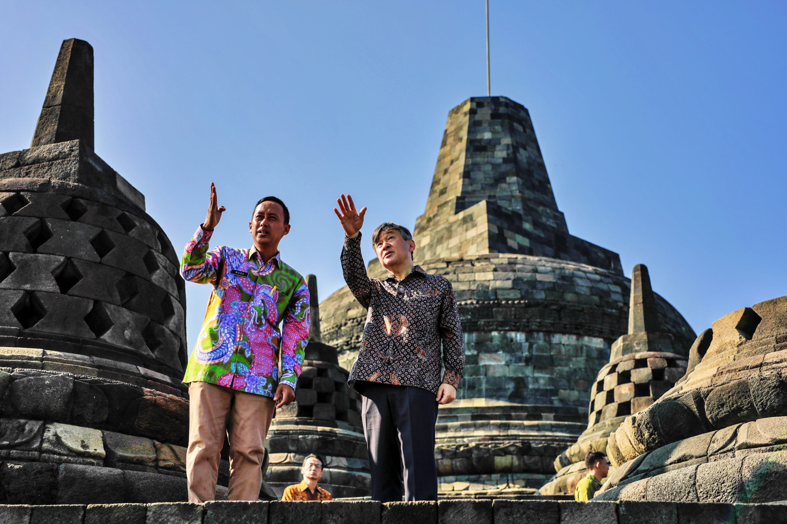 Kaisar Jepang dengan pemandu wisata saat di Candi Borobudur Magelang_foto TWCB