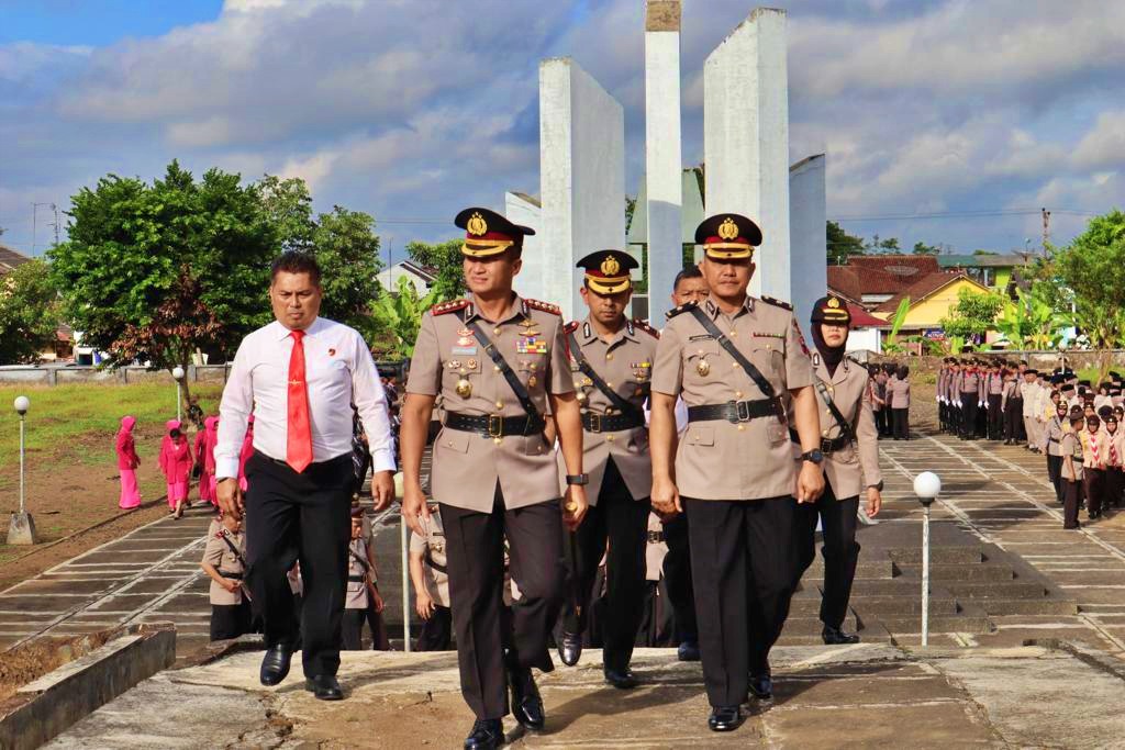 Kapolresta Magelang didamping perwira lainnya saat ziarah di makam taman pahlawan