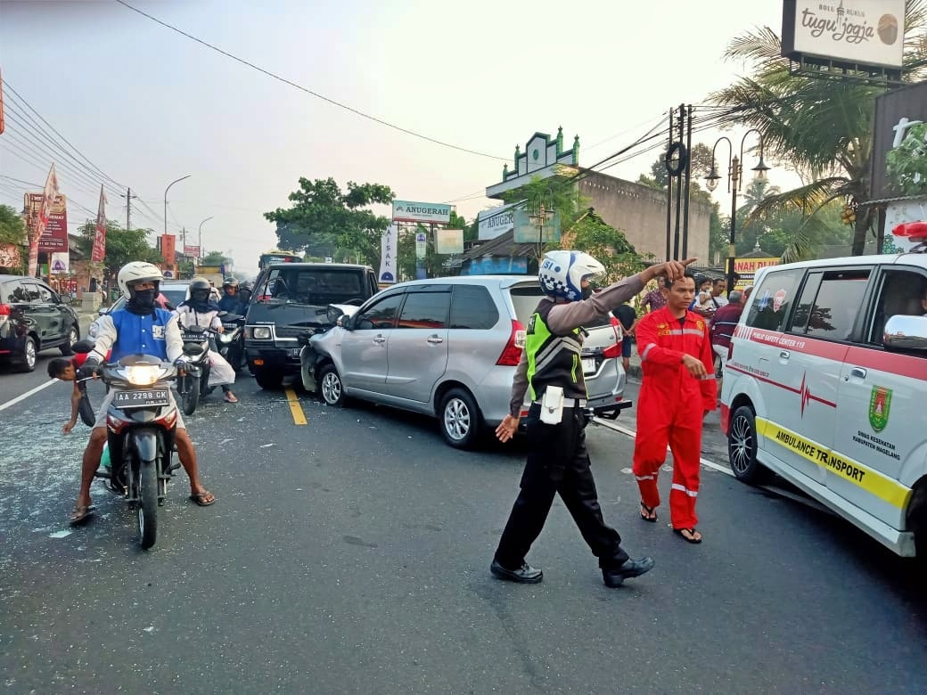 Kecelakaan adu banteng dua mobil di Mendut Magelang