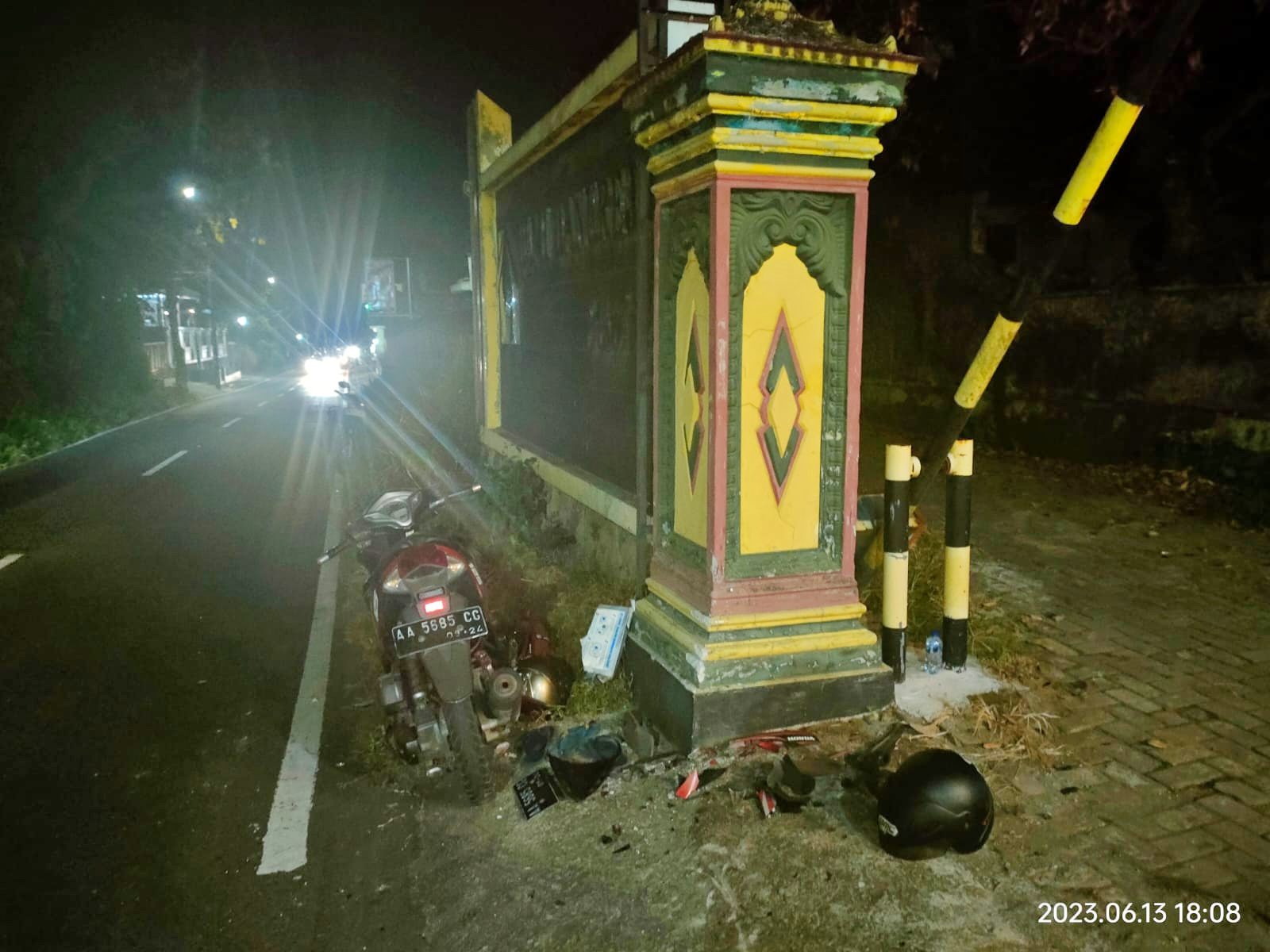 Kecelakaan sepeda motor tabrak tugu perumahan di Mertoyudan Magelang