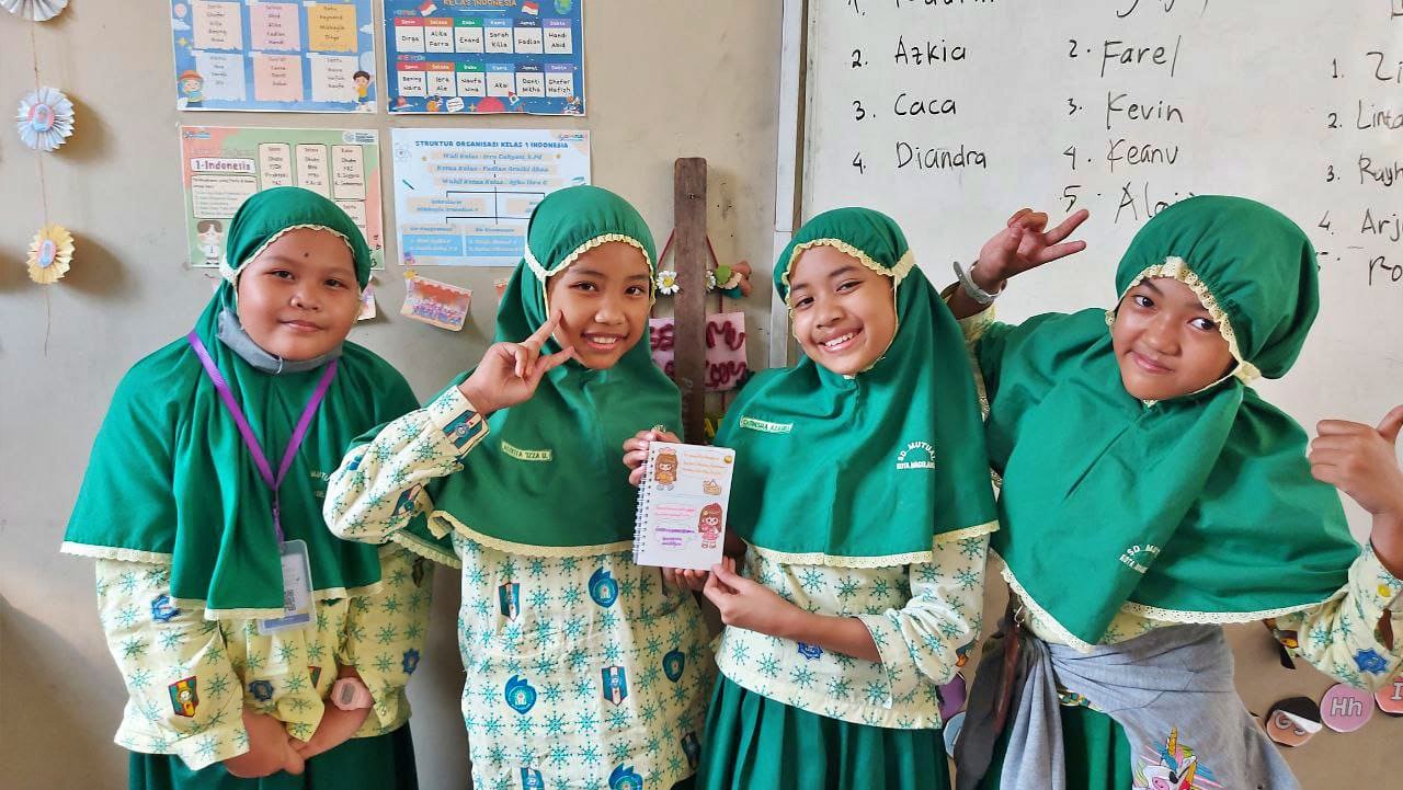 Mahasiswa PGSD UNIMMA Rubah Stiker Viral Menjadi Komik Dua Bahasa di SD Muhammadiyah 2 Alternatif Kota Magelang