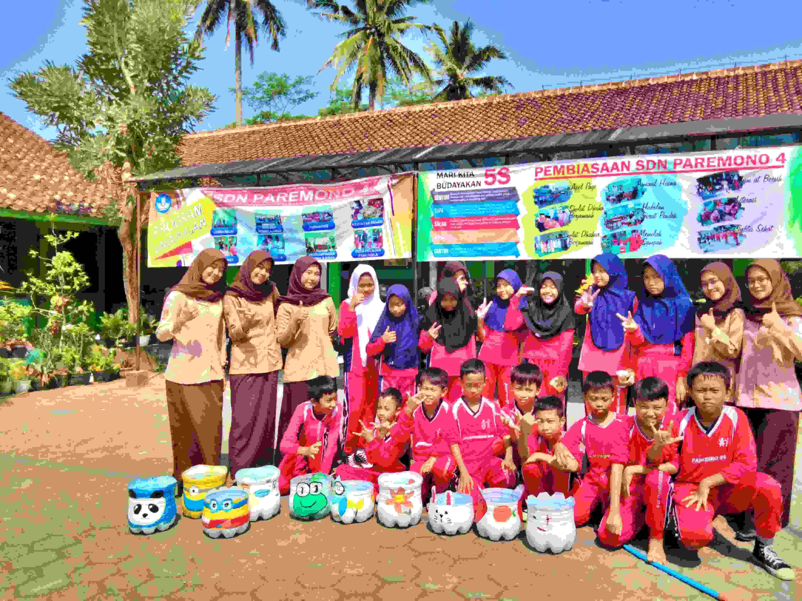 Mahasiswa PGSD UNIMMA sulap Limbah Galon Jadi Pot Bunga Inspiratif di SD Negeri Paremono 4