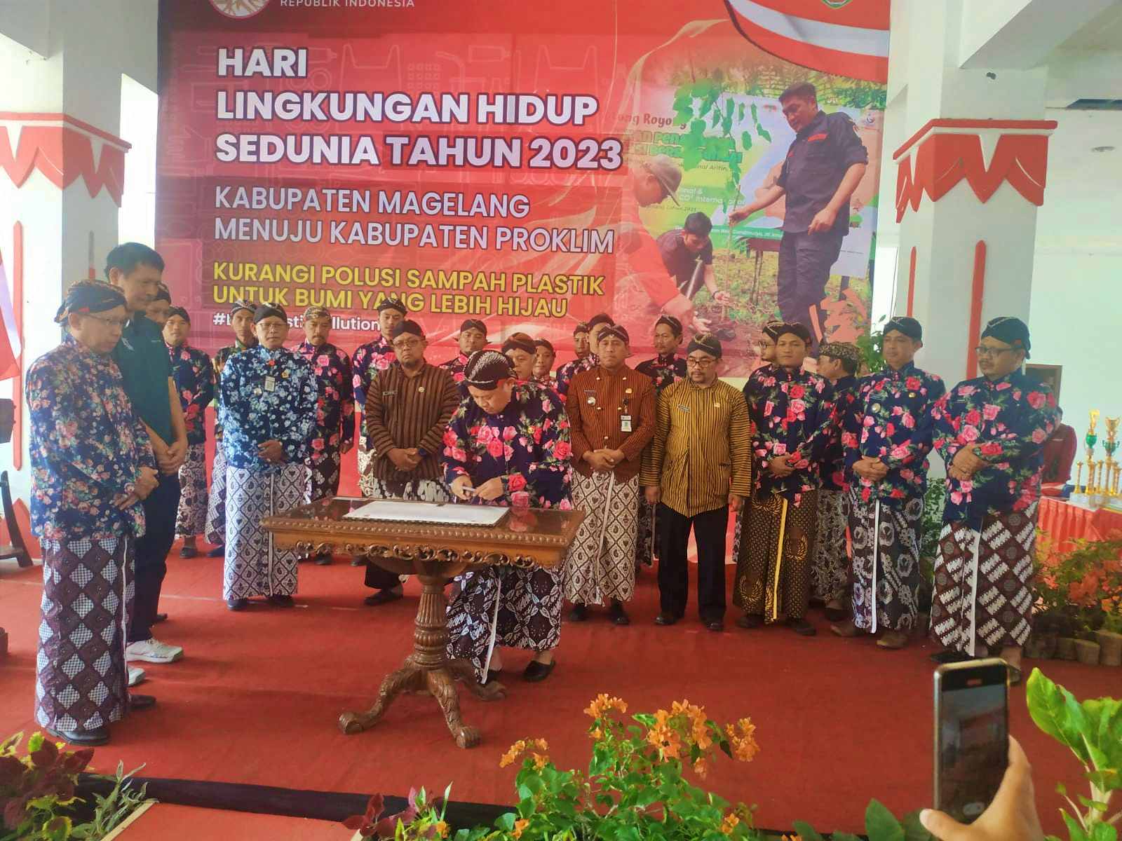 Penyerahan penghargaan kepada Enam Desa Gemar Mengolah Sampah (De’Gemes) 2023 dari DLH Kabupaten Magelang oleh Sekda Kabupaten Magelang, Drs Adi Maryanto, di Pendopo Drh Soepardi Kota Mungkid. Foto al