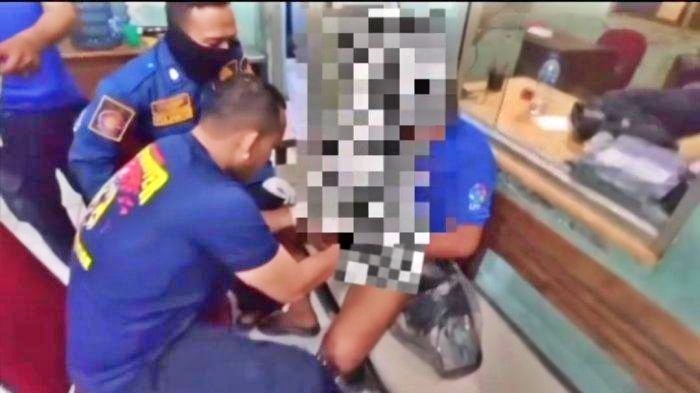 Petugas Damkar memotong cincin di Penis seorang pria di Semarang