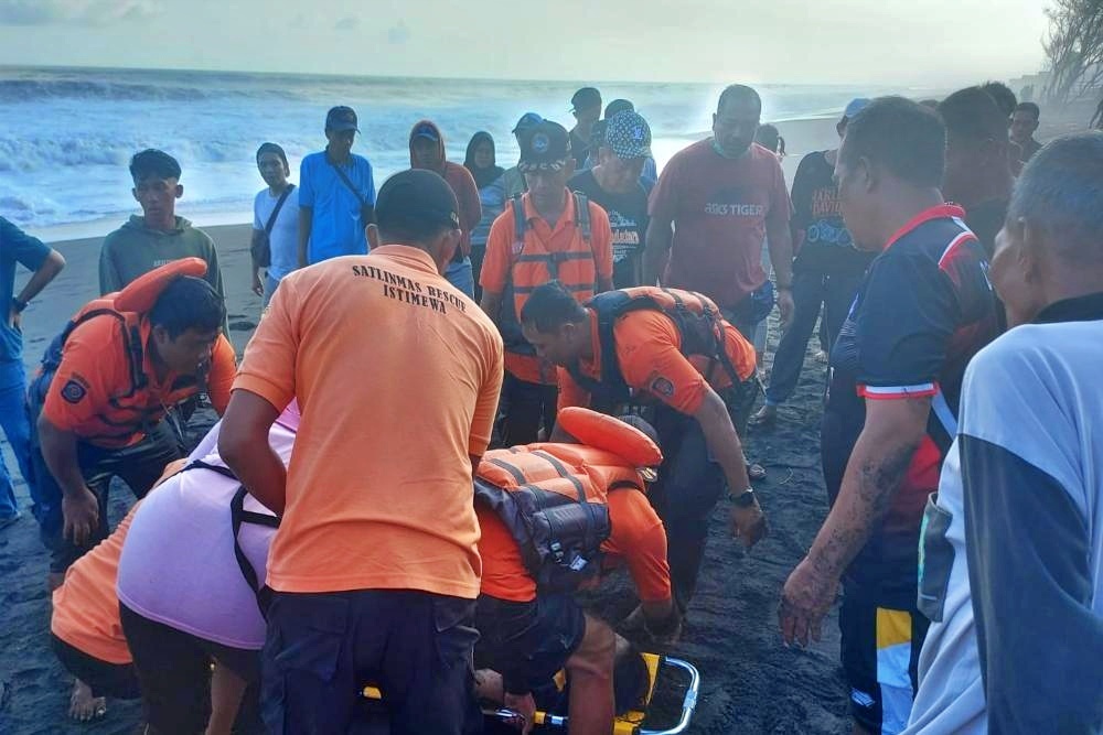 Petugas Sar Satlinmas Wilayah IV mengevakuasi wisatawan asal Magelang yang terseret arus di Pantai Baru Sradakan Bantul