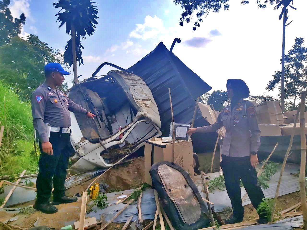 Petugas Satlantas Polresta Magelang olah TKP Kecelakaan di Ketep Sawangan Magelang