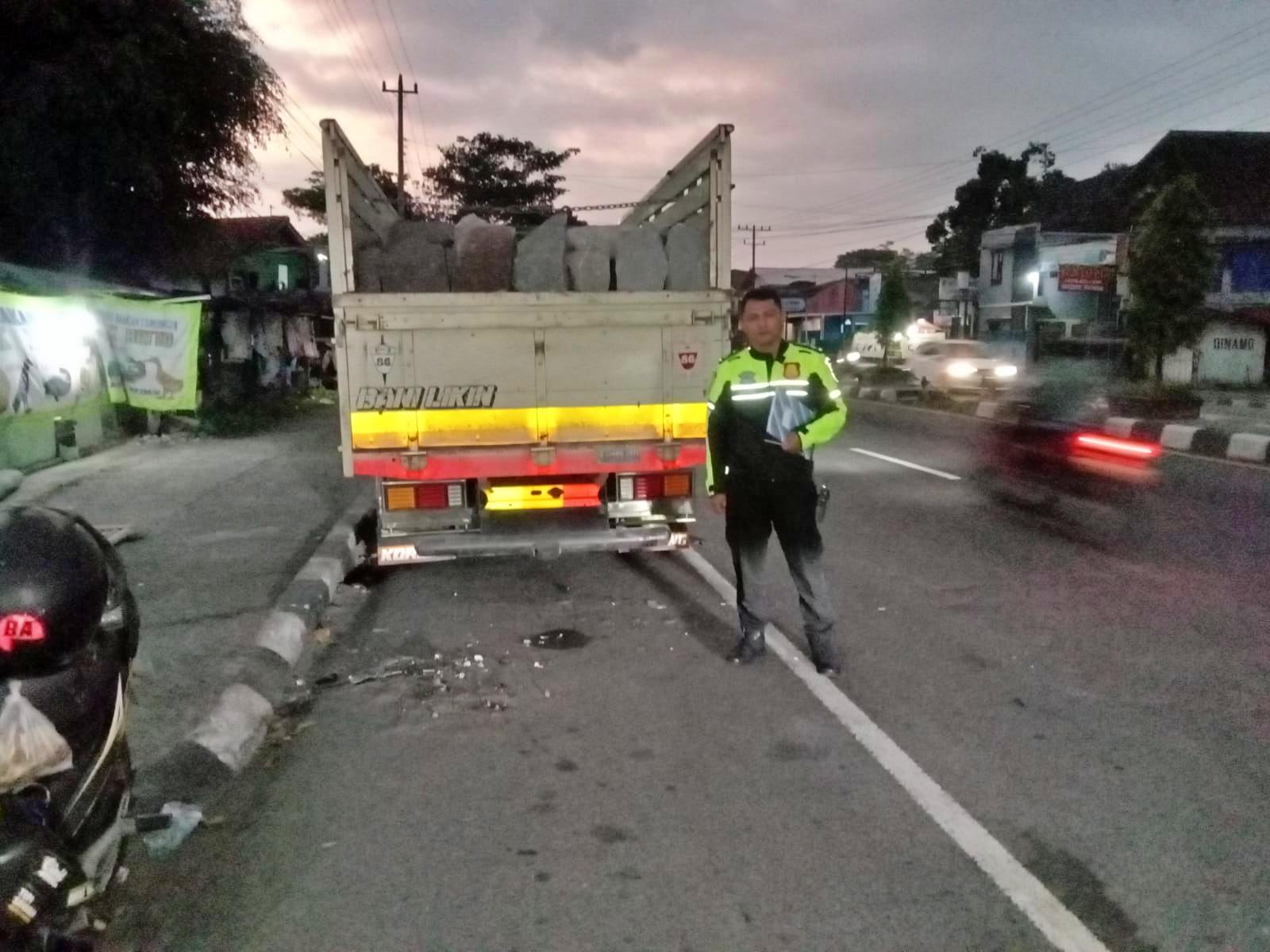 Petugas Satlantas Polresta Magelang saat olah TKP Kecelakaan sepeda motor tabrak truk parkir di Mertoyudan