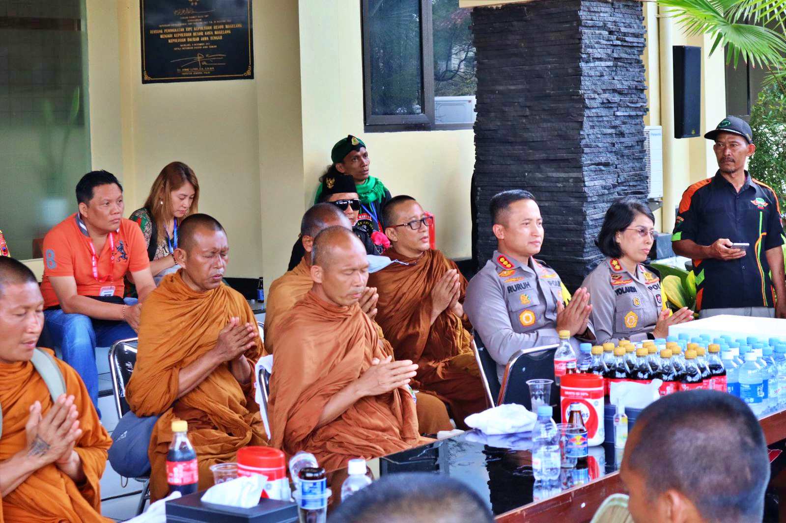 Rombongan Biksu Thudong lantunkan doa di Mapolresta Magelang