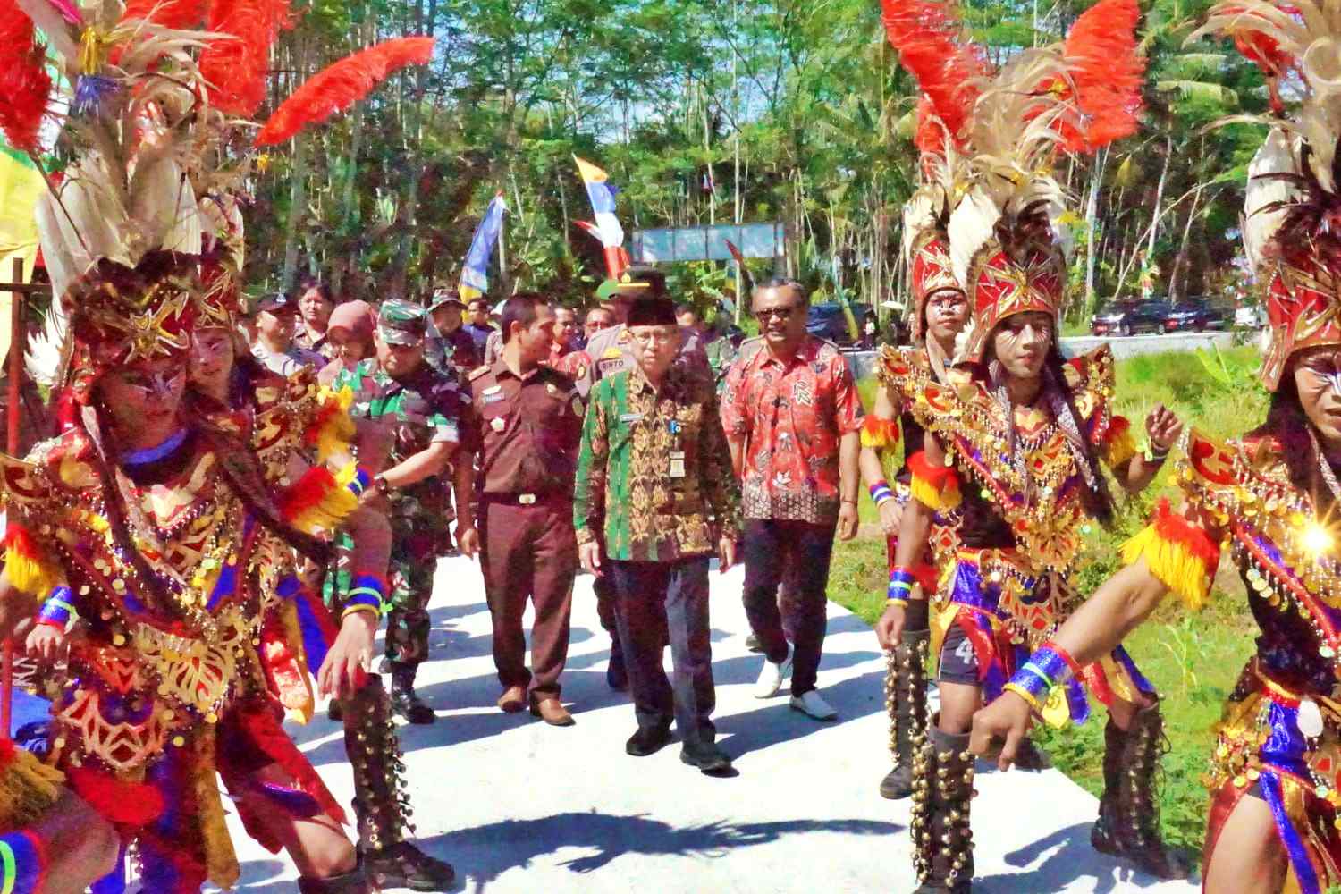 Sekda beserta rombongan saat melintasi jalan cor blok dari Program TMMD Sengkuyung 2023 di Desa Krincing Secang Magelang