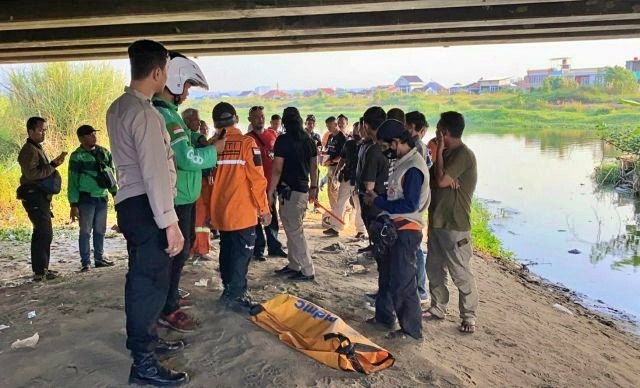 Tim Inavis Polrestabes Semarang telah mengevakuasi penemuan mayat bayi laki - laki di lokasi bawah jembatan Citarum Semarang