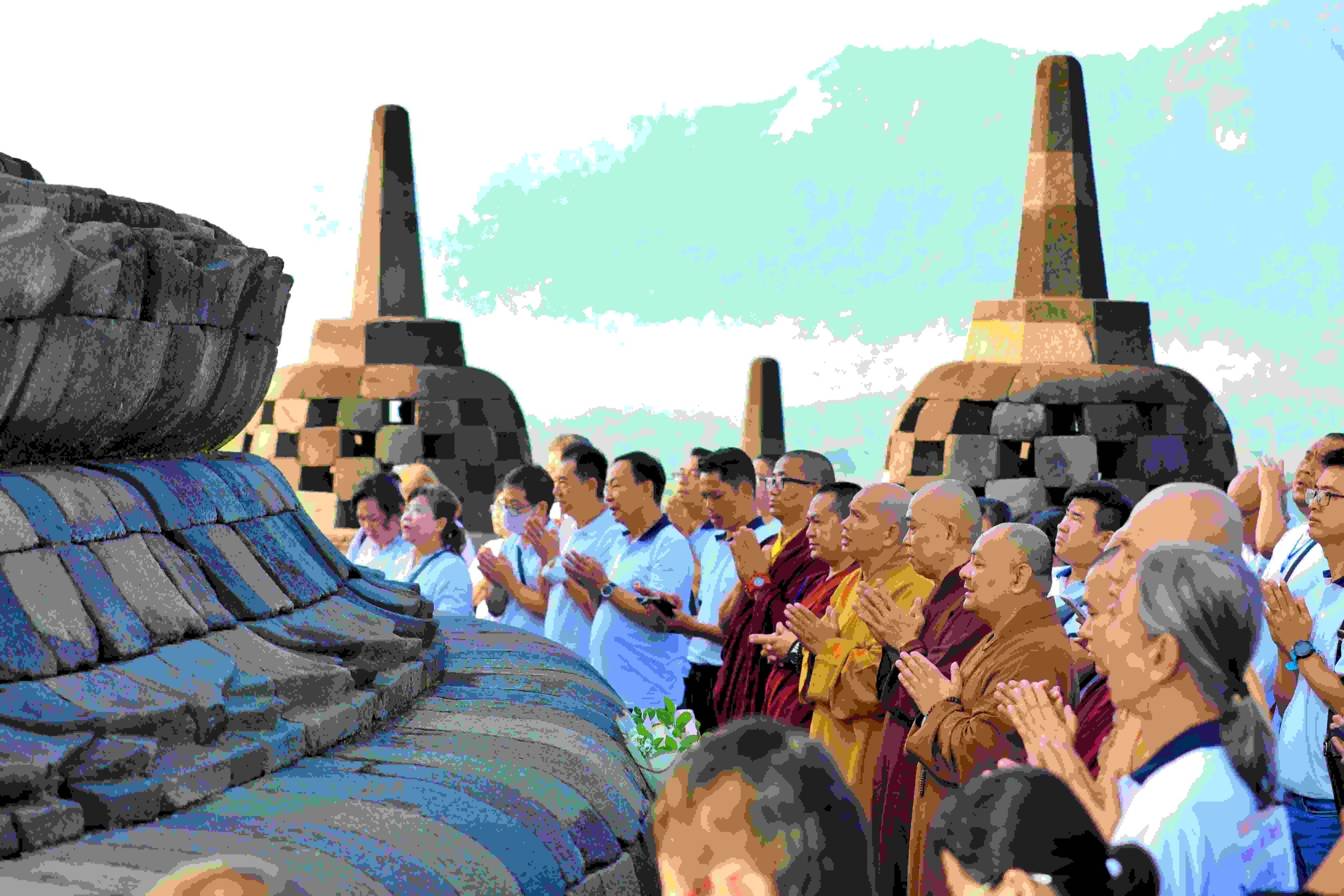 Umat Buddha sedang beribadah di Puncak Candi Borobudur Magelang