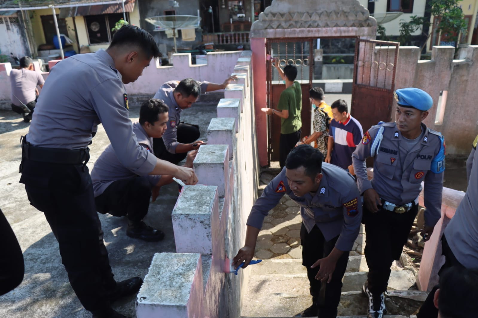 Sambut Hari Bhayangkara ke-77, Polres Magelang Kota Bersihkan Tempat Ibadah