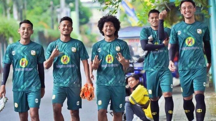 Bagas Kaffa dan Bagus Kahfi didampingi Bayu Pradana sedang berjalan menuju program latihan Barito Putera untuk persiapan Liga 1 2023_2024 di Stadion Universitas Negeri Yogyakarta_foto IG Barito Putera