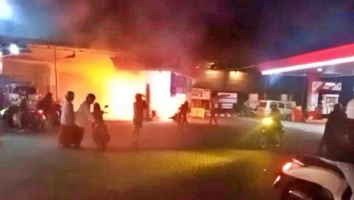 sepeda motor terbakar saat isi bbm dengan menggyang-goyangkan tangkinya