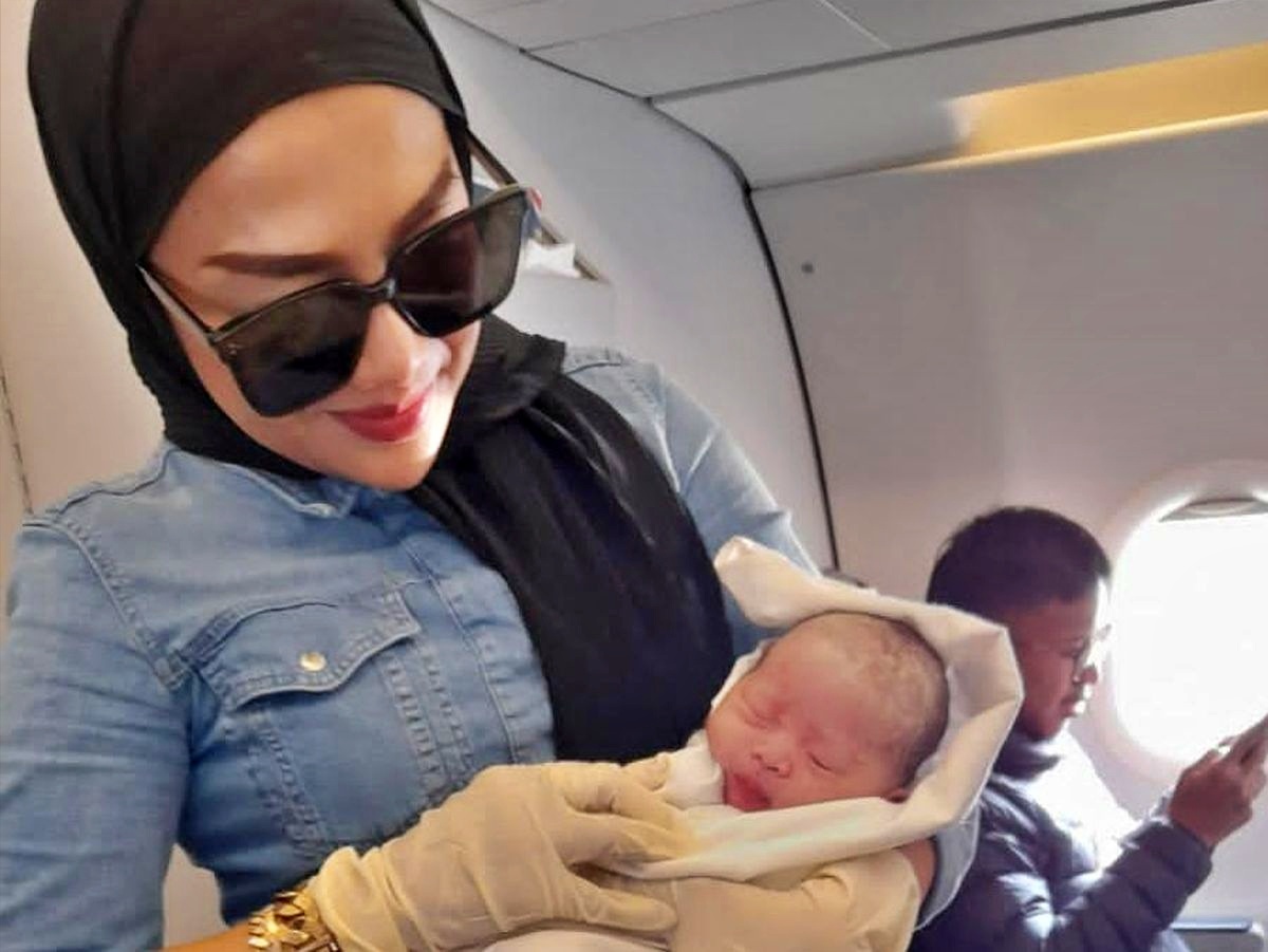 wanita ini membantu seorang ibu melahirkan darurat bayi perempuan di dalam pesawat