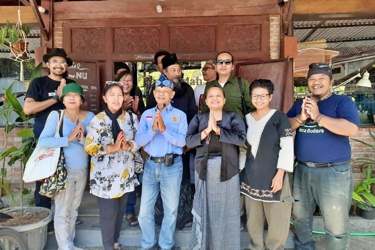 Aktivis yang peduli lingkungan menyerukan keprihatinannya atas kondisi sungai di kawasan Candi Borobudur _ foto KKS for TIMES Indonesia