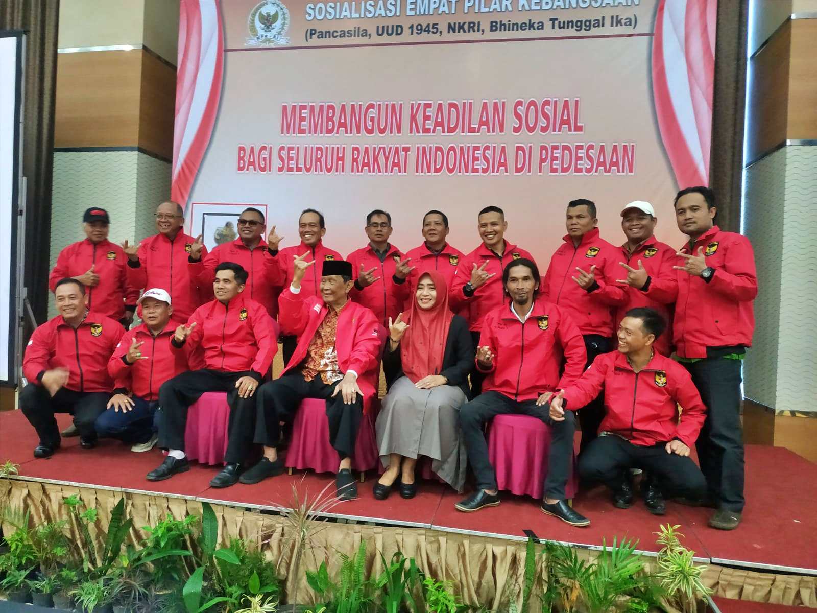 Anggota DPR RI dari Fraksi PDI Perjuangan, Ir Sudjadi saat foto bersama para Kades
