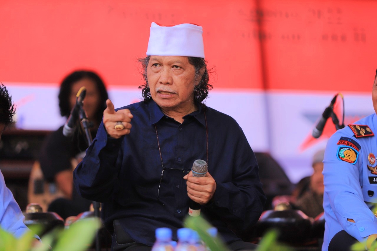 Cak Nun dilarikan ke rumah sakit