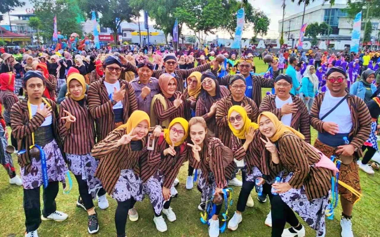 DPC Peradi Magelang ikuti tarian sluku sluku batok di Alun Alun Kota Magelang