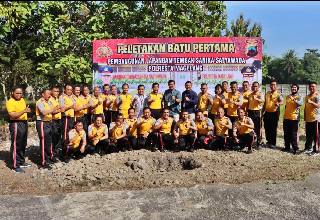 Foto bersama setelah peletakan batu pertama pembangunan lapangan tembak di Mako Polresta Magelang