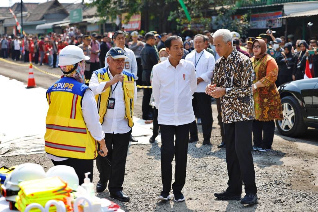 Ganjar Pranowo dampingi Jokowi cek perbaikan ruas jalan Solo Gemolong Purwodadi
