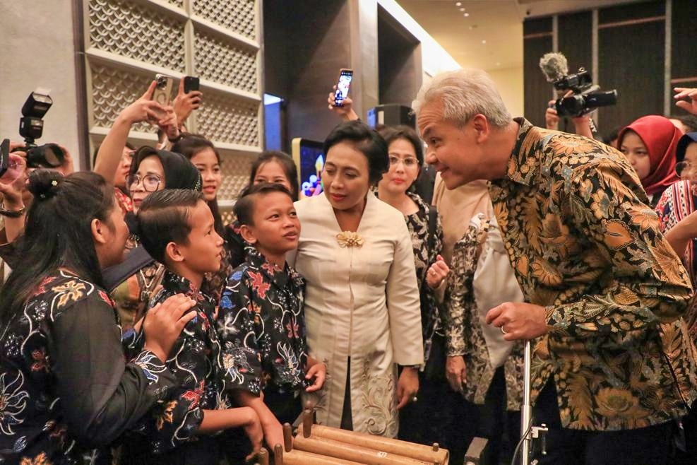 Ganjar Pranowo saat bersama anak anak