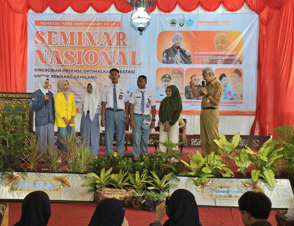 Ganjar saat dapat aduan pungli berkedok infak di Sekolah Negeri