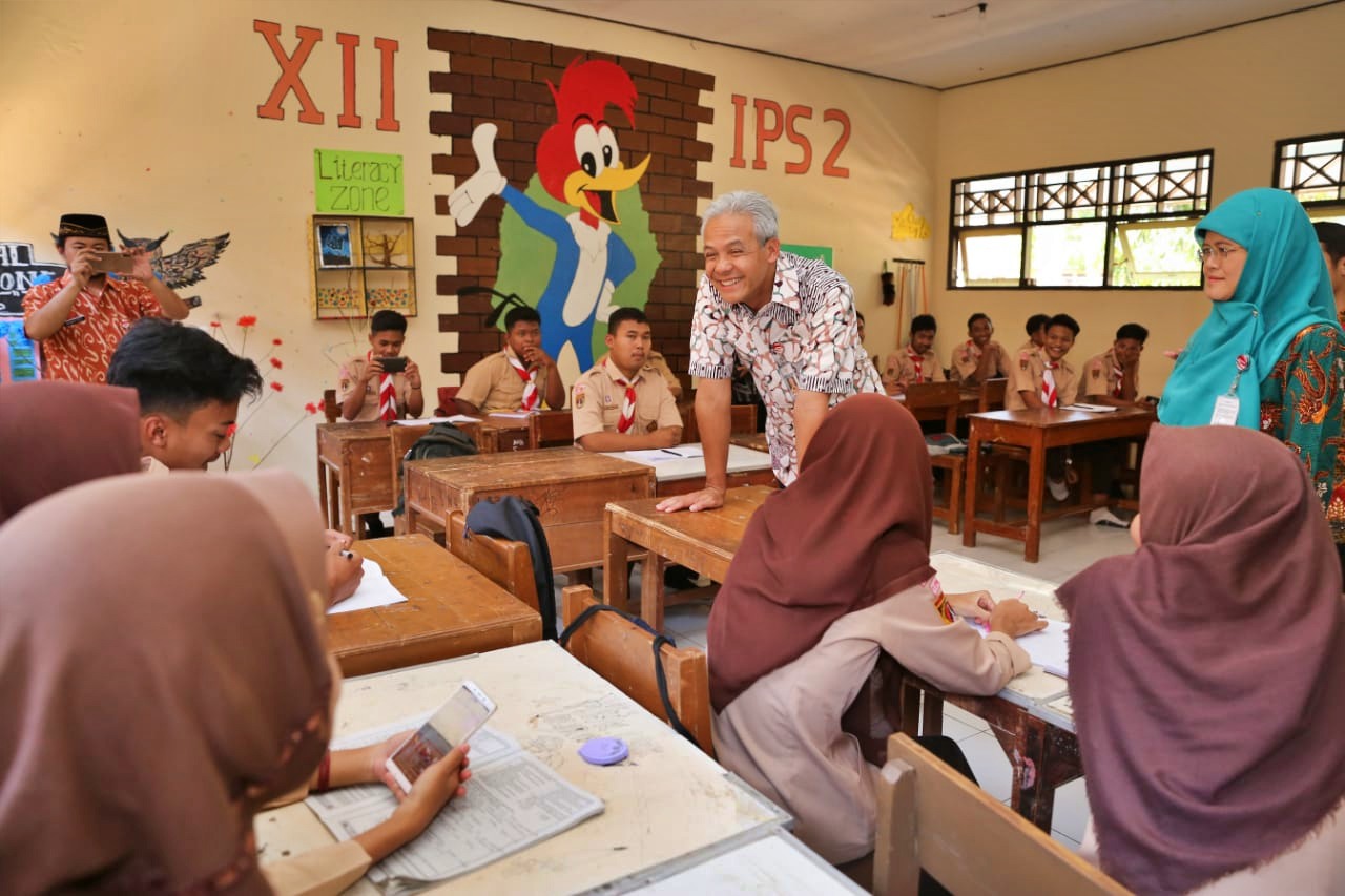 Ganjar saat temui pelajar di sebuah sekolah di Tegal
