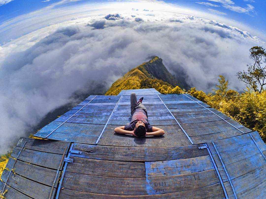 Golden Sunrise wisata Gunung Telomoyo