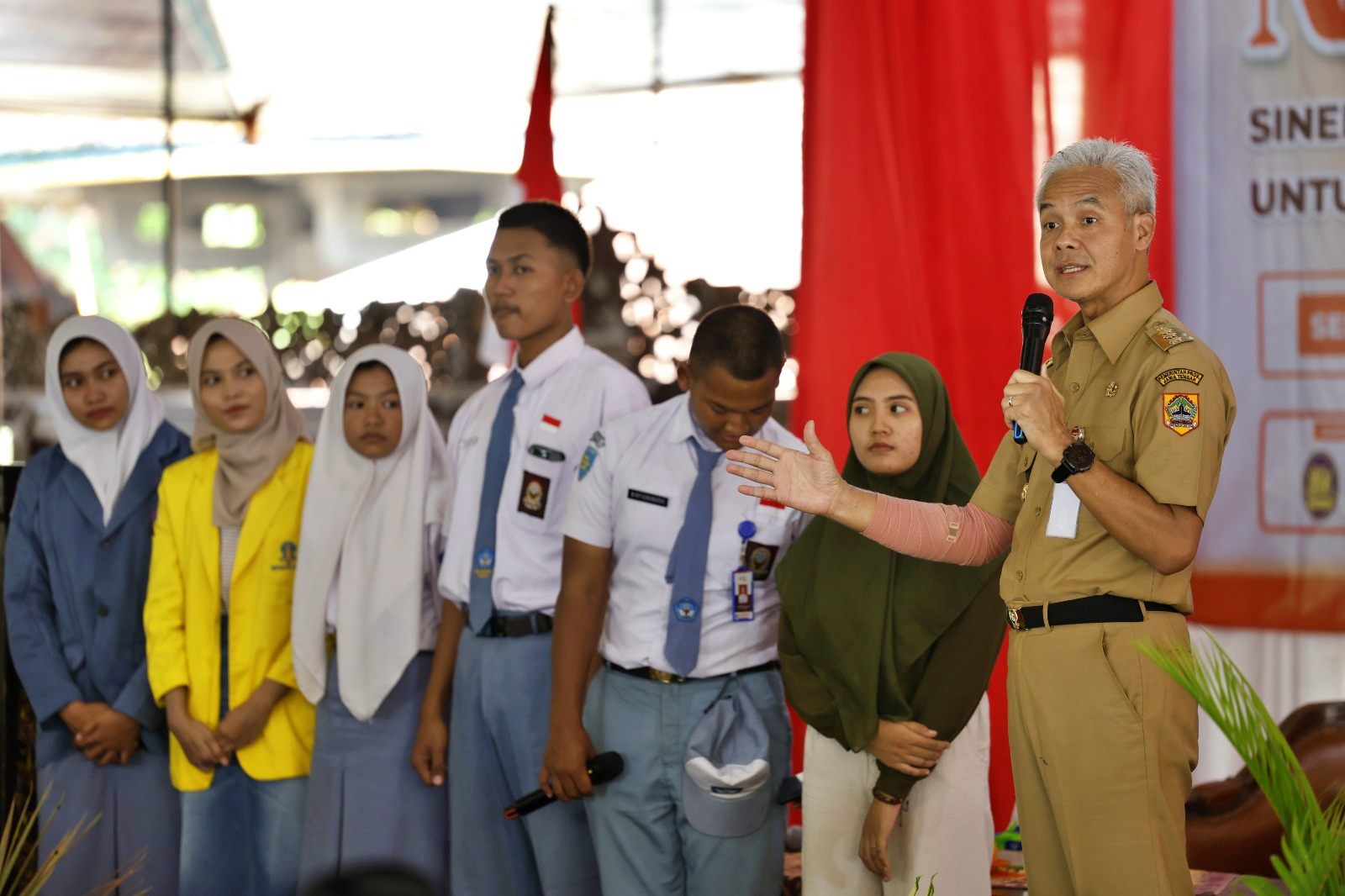 Gubernur Ganjar Pranowo saat menerima aduan dugaan pungli berkedok infak di sekolah negeri