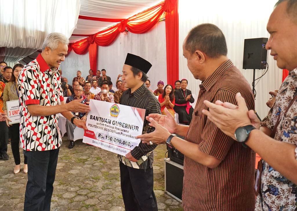Gubernur Jawa Tengah Ganjar Pranowo memberikan bantuan sarana dan prasarana pendidikan senilai Rp150 juta kepada Yayasan Politeknik Gusdurian Banyumas
