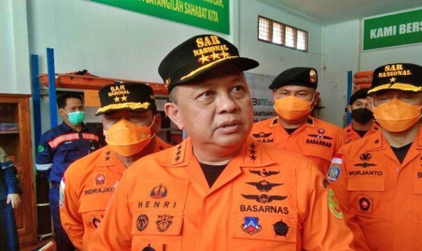 Komisi Pemberantasan Korupsi (KPK) menetapkan Kepala Basarnas Marsekal Madya Henri Alfiandi jadi tersangka kasus dugaan korupsi tender