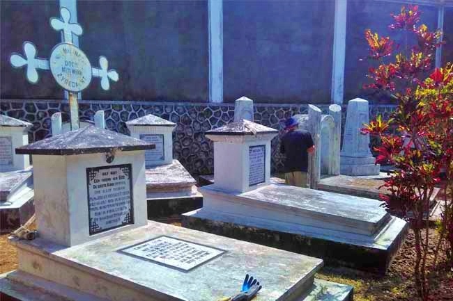 Makam Johannes Van steur Magelang