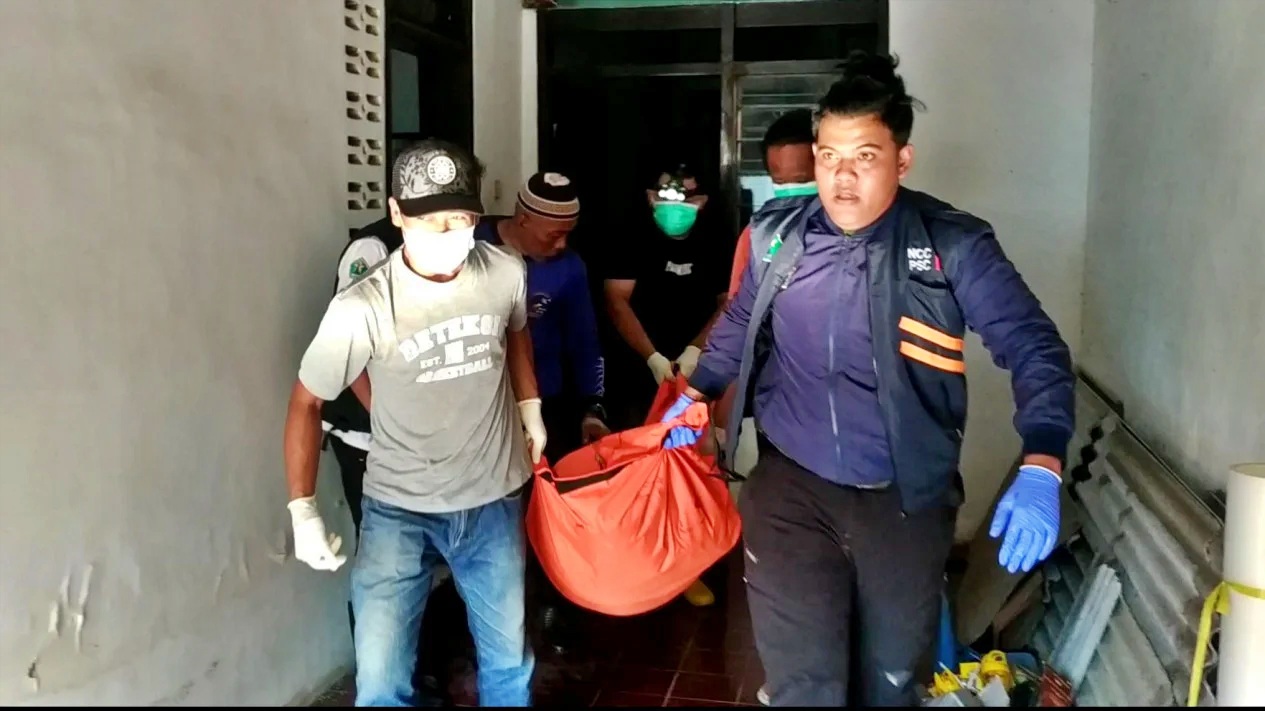 Mantan atlet bulu tangkis nasional di era Presiden Soeharto, ditemukan meninggal dunia dalam kondisi membusuk lebih dari enam hari di kamar mandi rumahnya.